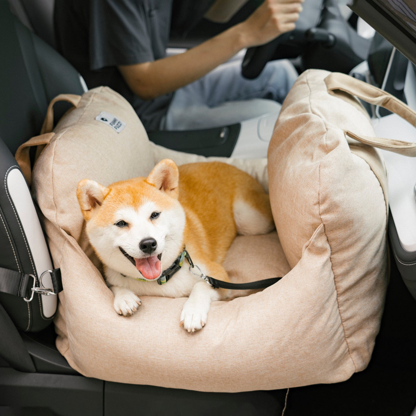 ComfyRide Dog Seat – Hundesitzbett mit Sicherheitsgurt & rutschfestem Boden für Auto & Zuhause