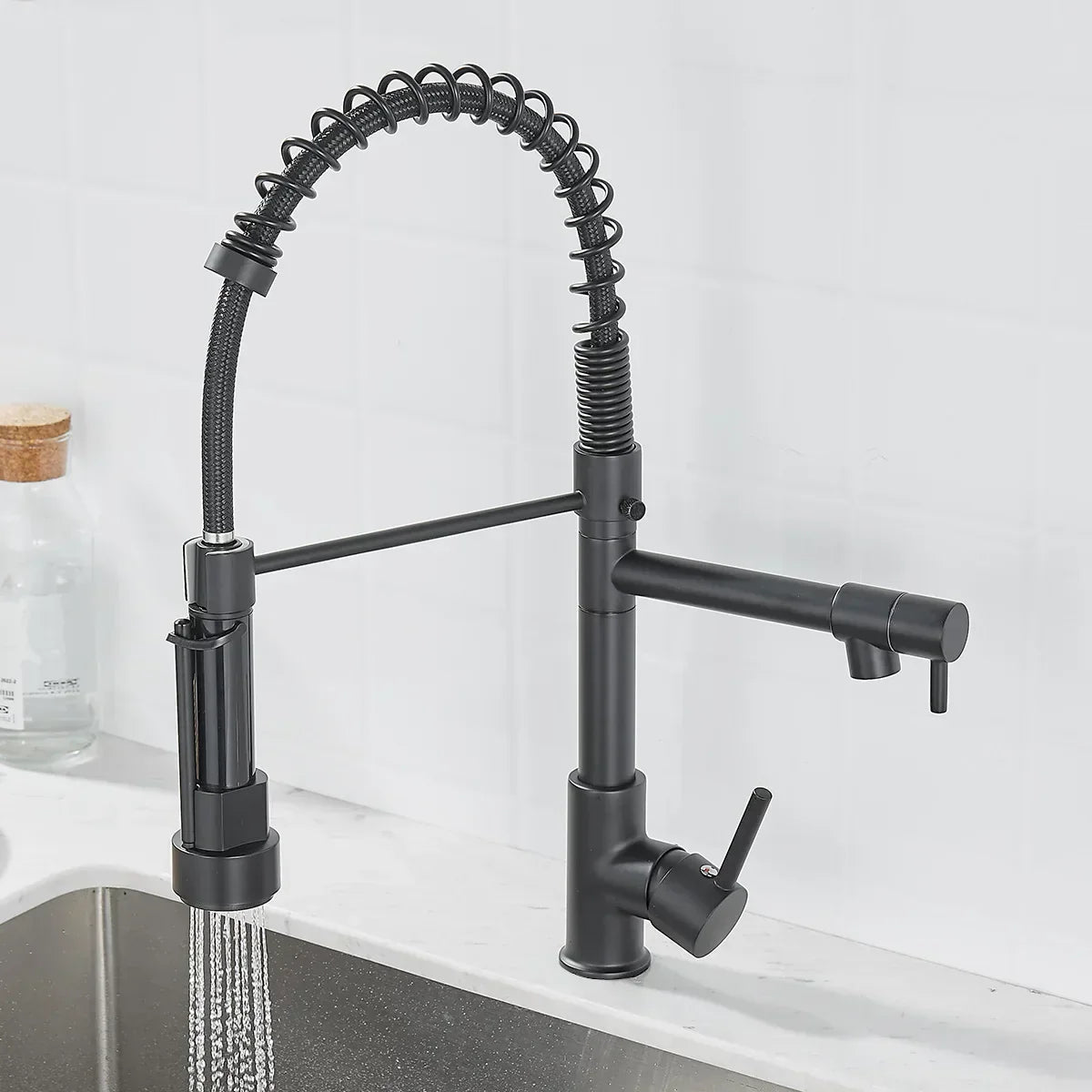 DUALFLOW Kitchen Tap – Moderner Küchenhahn mit Doppelausguss & elegantem Schwarz-Gold-Finish