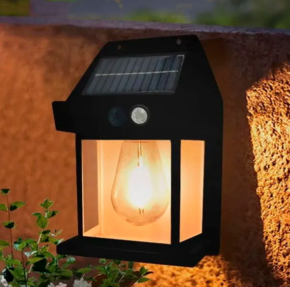 Solarbetriebener Gartenstrahler mit Bewegungsmelder – Wasserdicht, Umweltfreundlich & Einfach zu Installieren
