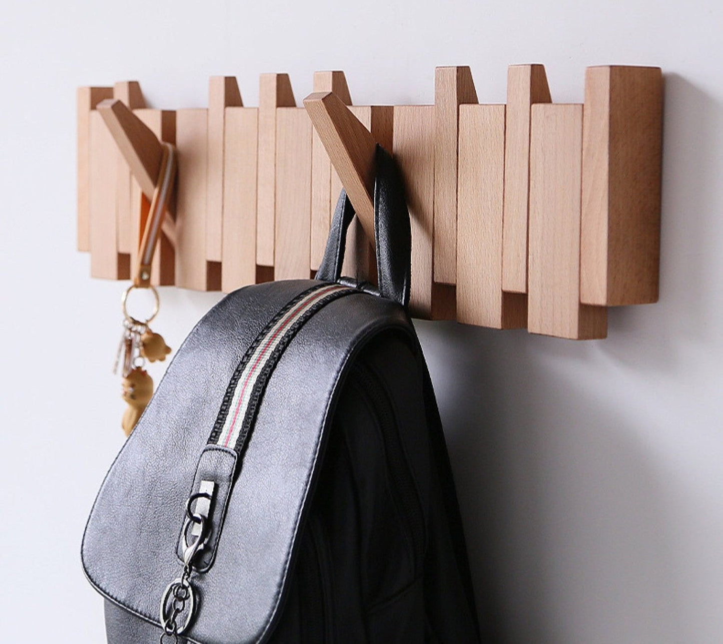 PIANOHANG Wall Rack – Handgefertigte Holz-Wandgarderobe im Klavierdesign mit klappbaren Haken