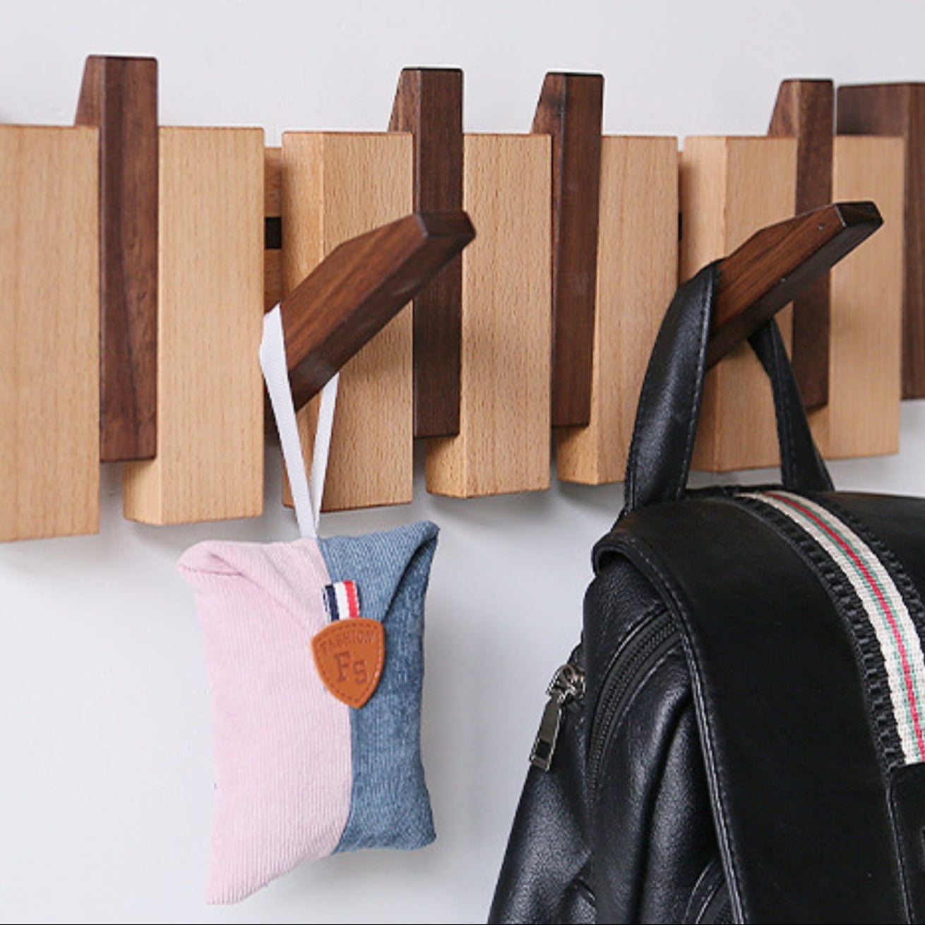 PIANOHANG Wall Rack – Handgefertigte Holz-Wandgarderobe im Klavierdesign mit klappbaren Haken