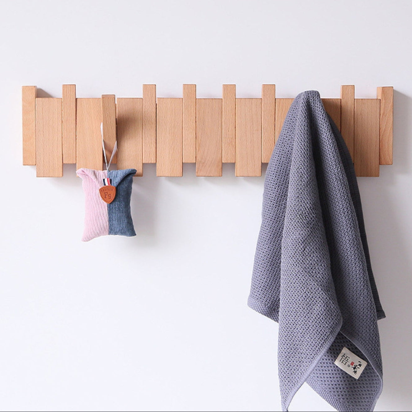 PIANOHANG Wall Rack – Handgefertigte Holz-Wandgarderobe im Klavierdesign mit klappbaren Haken