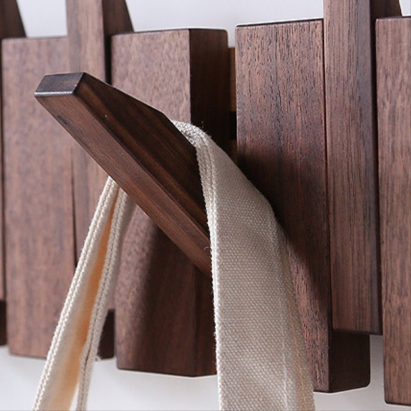PIANOHANG Wall Rack – Handgefertigte Holz-Wandgarderobe im Klavierdesign mit klappbaren Haken