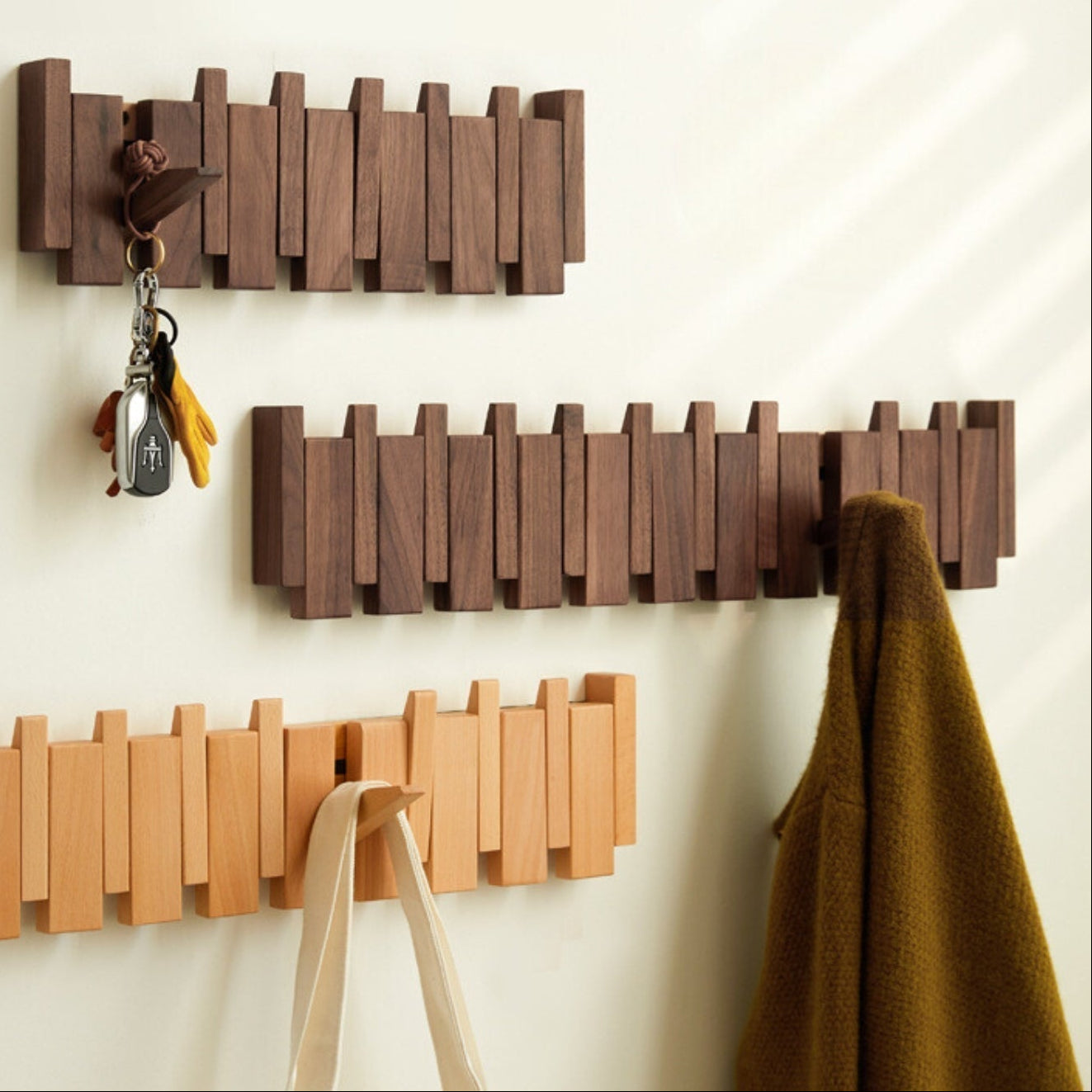 PIANOHANG Wall Rack – Handgefertigte Holz-Wandgarderobe im Klavierdesign mit klappbaren Haken