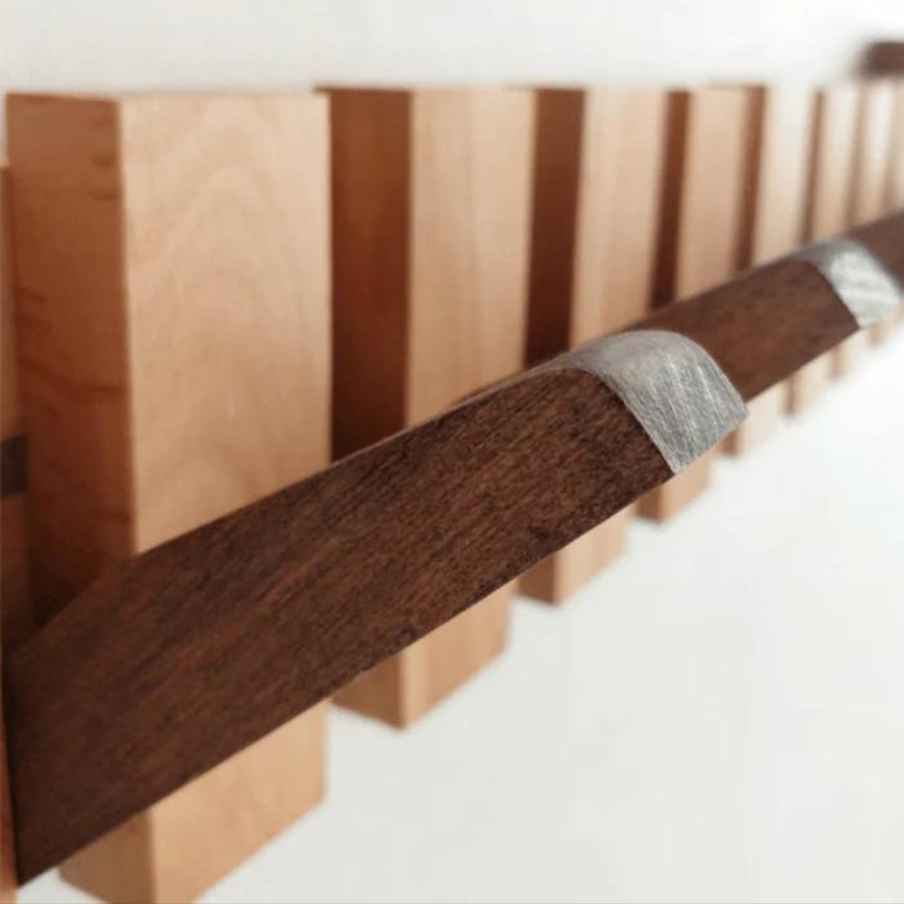 PIANOHANG Wall Rack – Handgefertigte Holz-Wandgarderobe im Klavierdesign mit klappbaren Haken