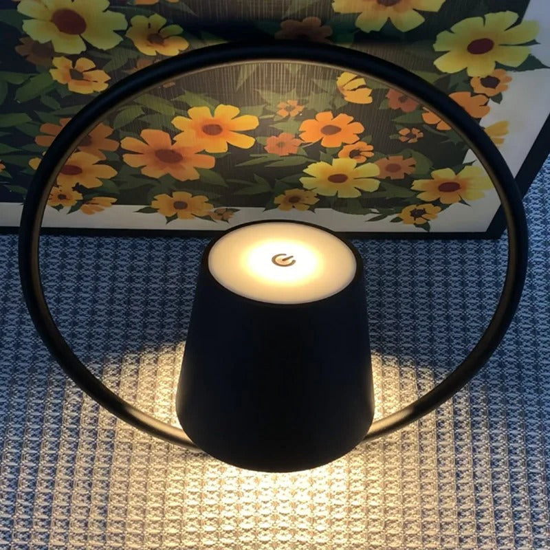 LUMIPEND – Wiederaufladbare LED-Pendelleuchte für Innen- & Außenbereiche
